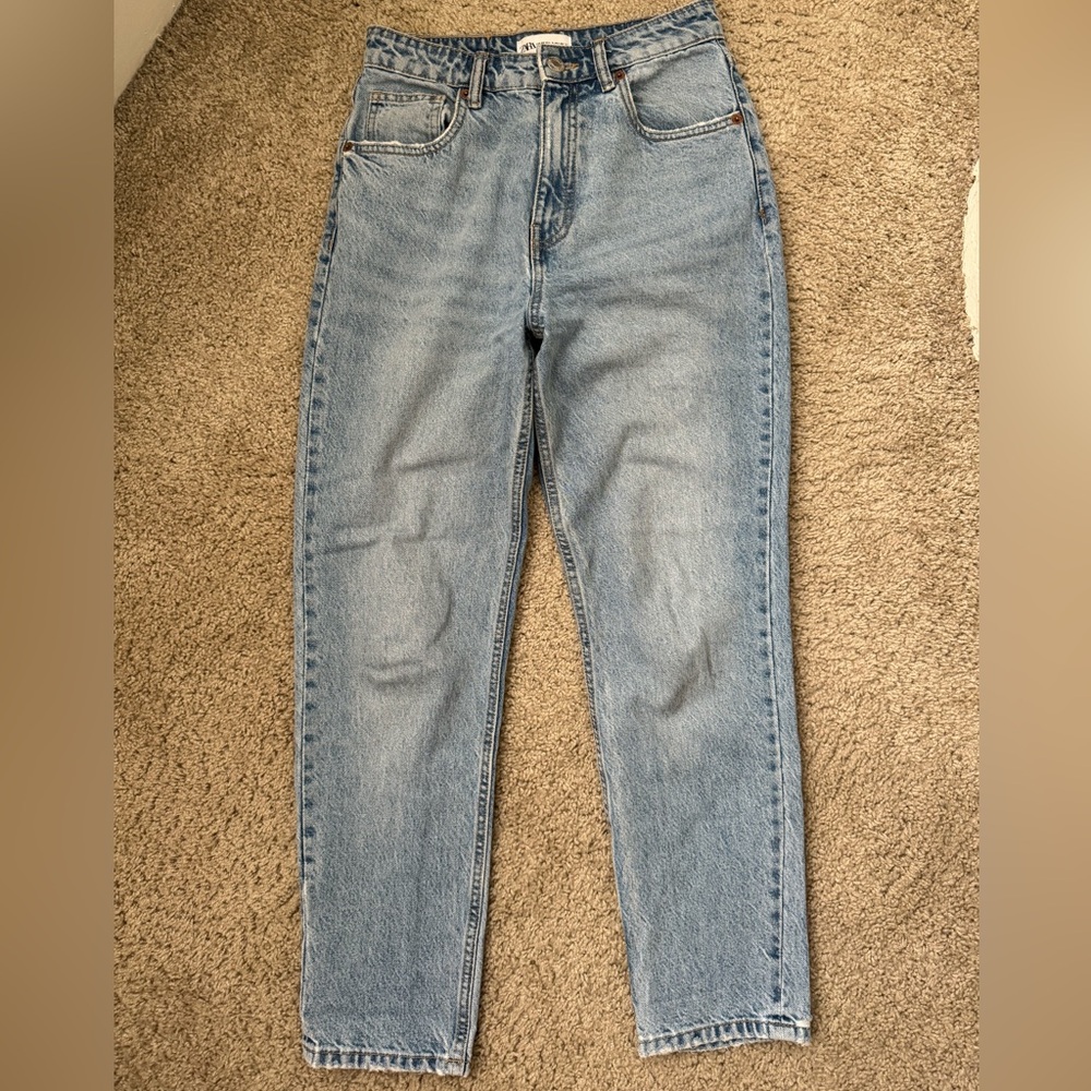 Light wash high rise mom Zara jeans. Size 4